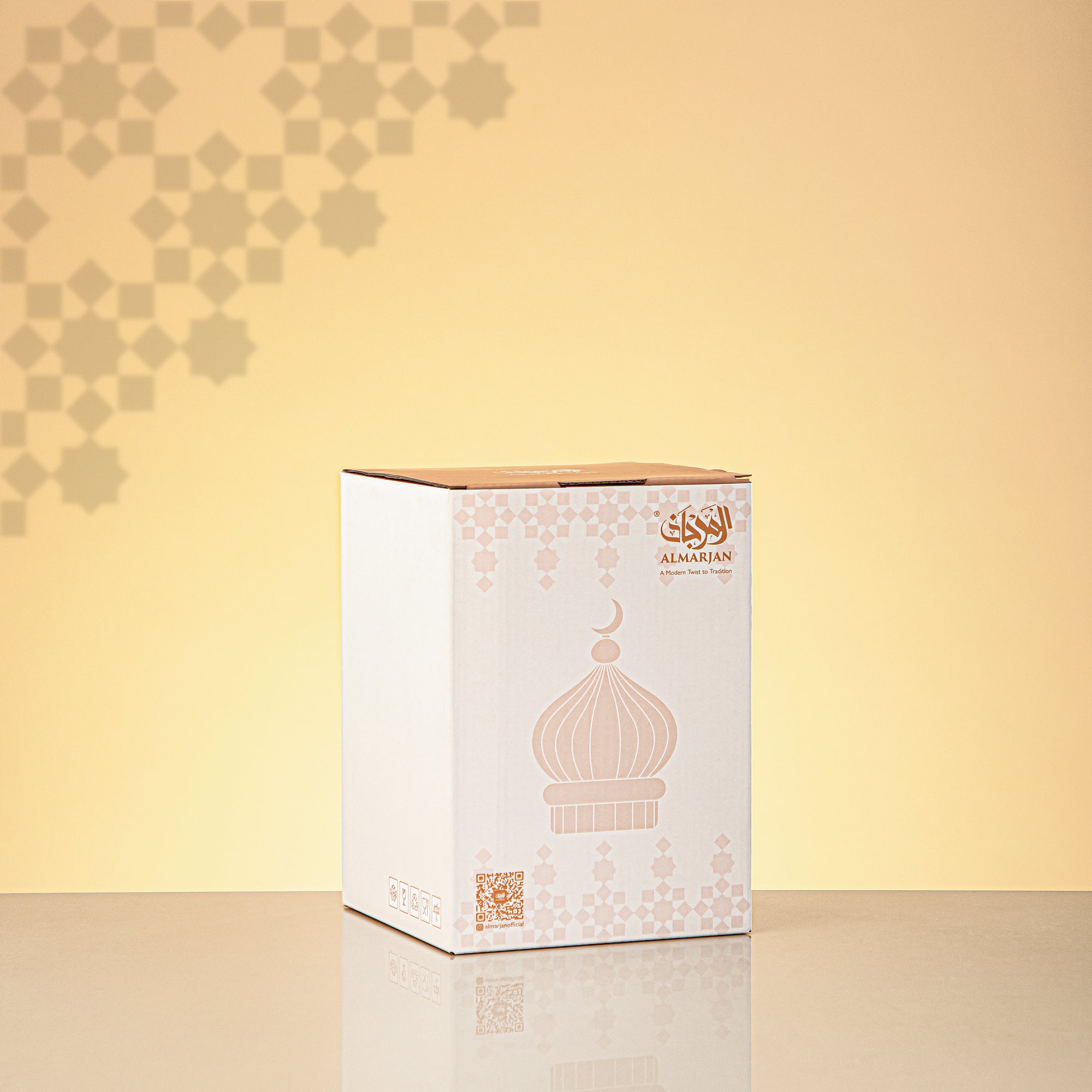 Almarjan Minaret Table Decoration 17cm x 11cm White with Golden Lines & Crescent Moon – Noor Al Layali