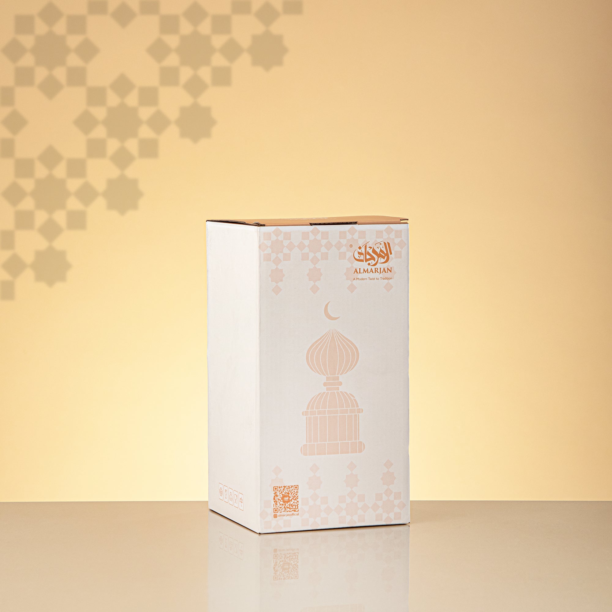 Almarjan Minaret Table Decoration 22cm x 10cm White with Golden Lines & Crescent Moon – Noor Al Layali